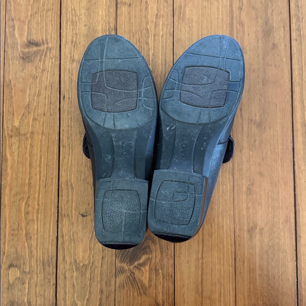 Naot Bentu black loafers with silver buckle  size 39 or 8.5 - Picture 2 of 6